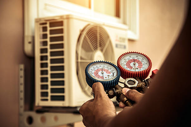 Professional Hvac Installation technician working in Pompano Beach, FL